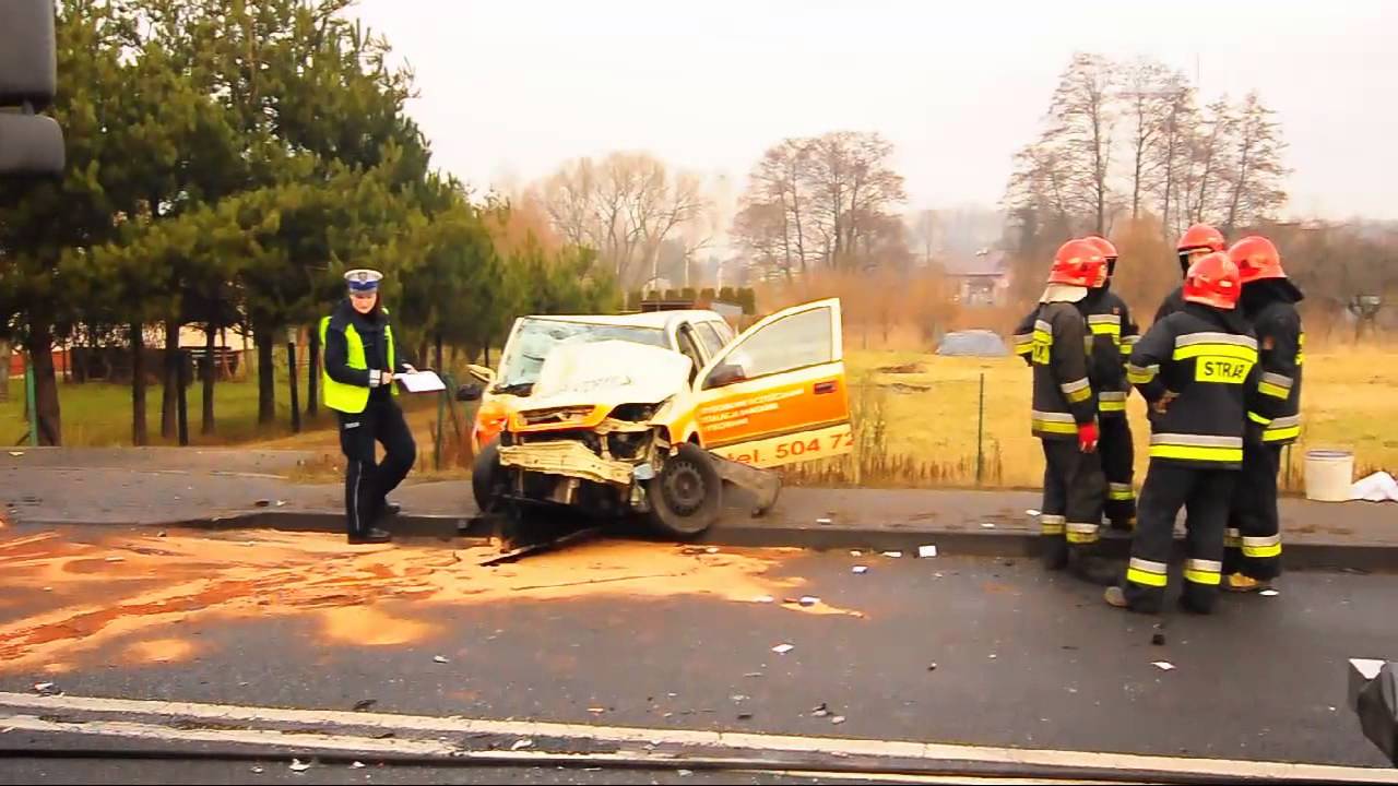 Kierowca opla wjechał pod tira w Turzy Śląskiej 7 luty 2014
