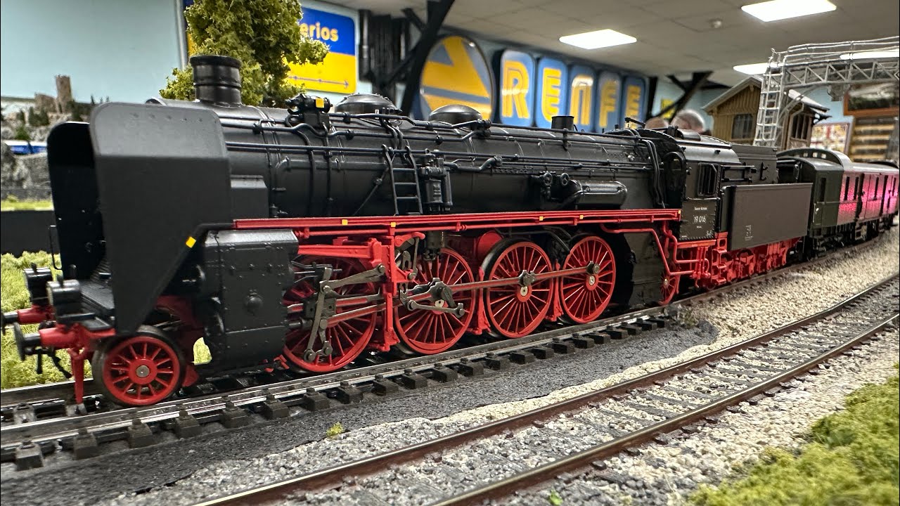 Br19 016 DR “Sachsenstolz” mit Interzonenzug