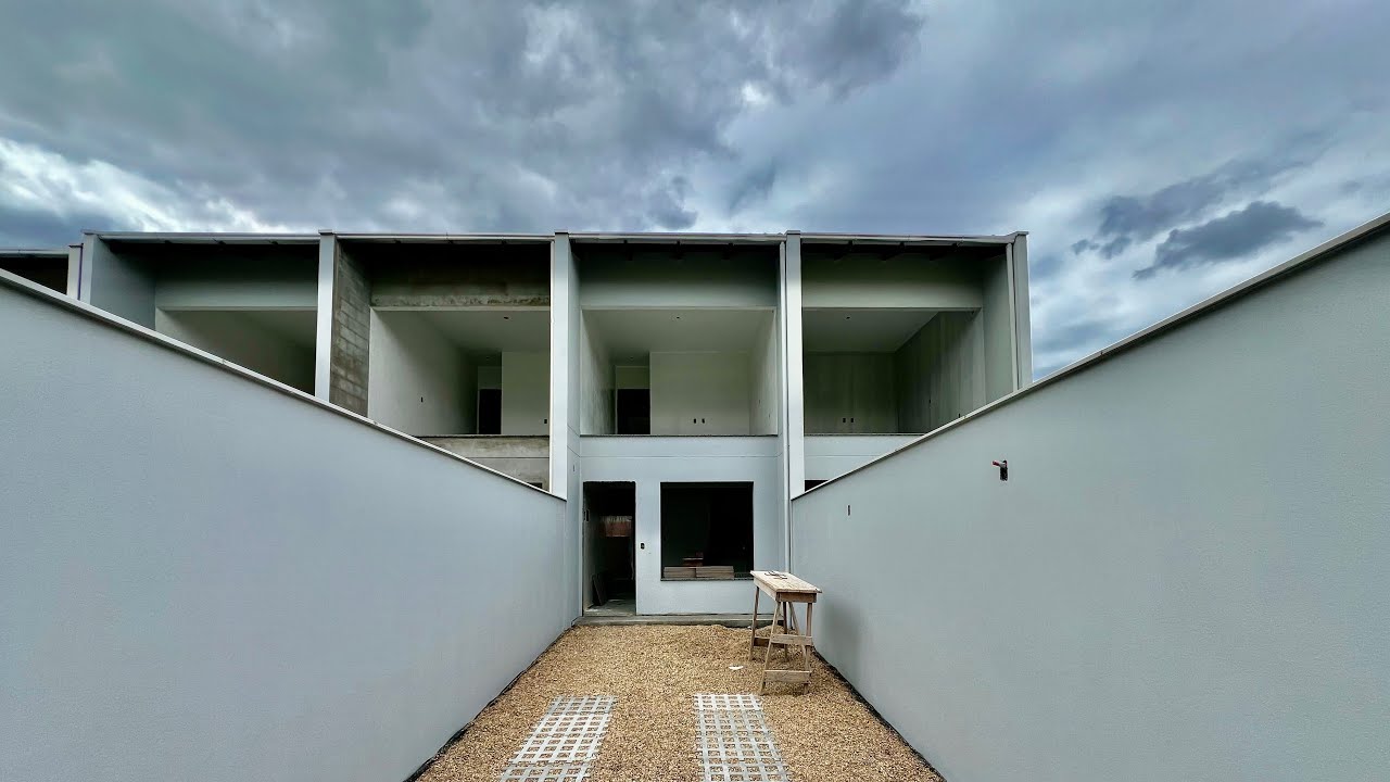 Sobrado bem largo com 2 quartos e muitos espaço interno e externo no bairro Água Verde em Blumenau!