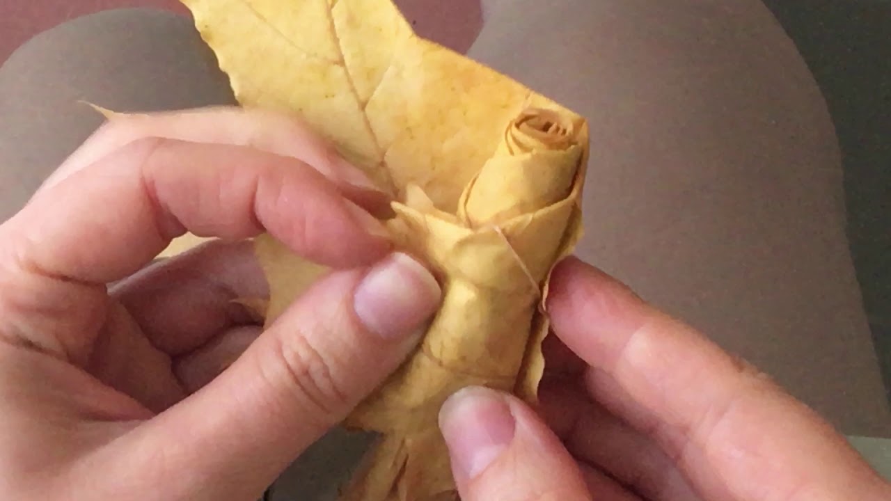 Розы из кленовых листьев