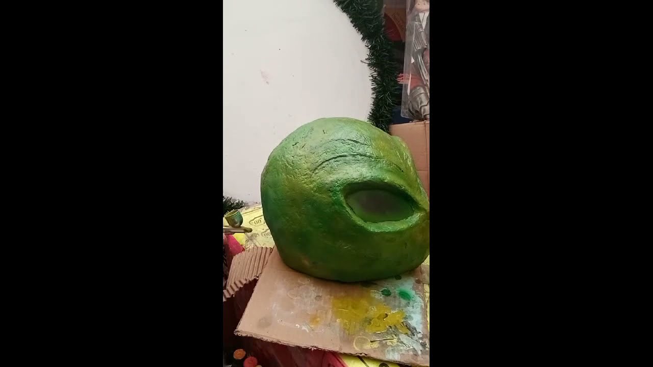 EXTRATERRESTRE (CASCO ) HECHO DE PAPEL Y CARTON RECICLADO/ RECYCLED ALIEN HELMET