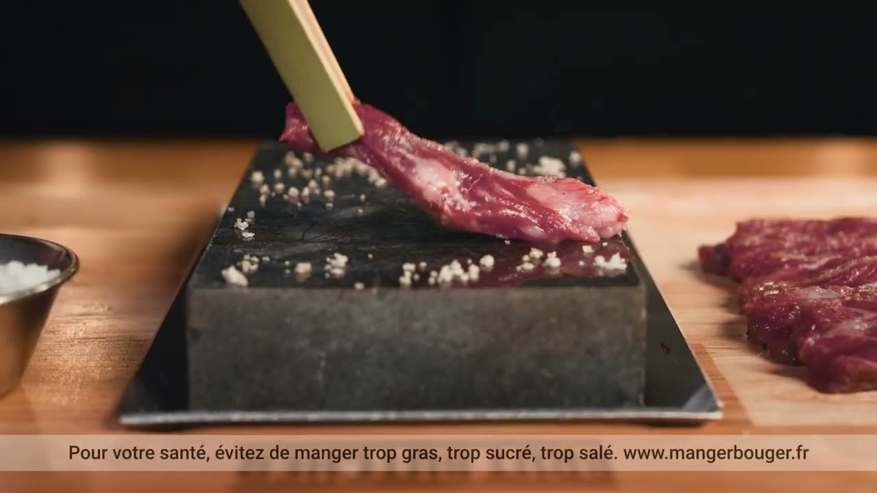 Maîtrisez la cuisson. Votre tranché de bœuf Wagyu saisi sur pierre chaude.