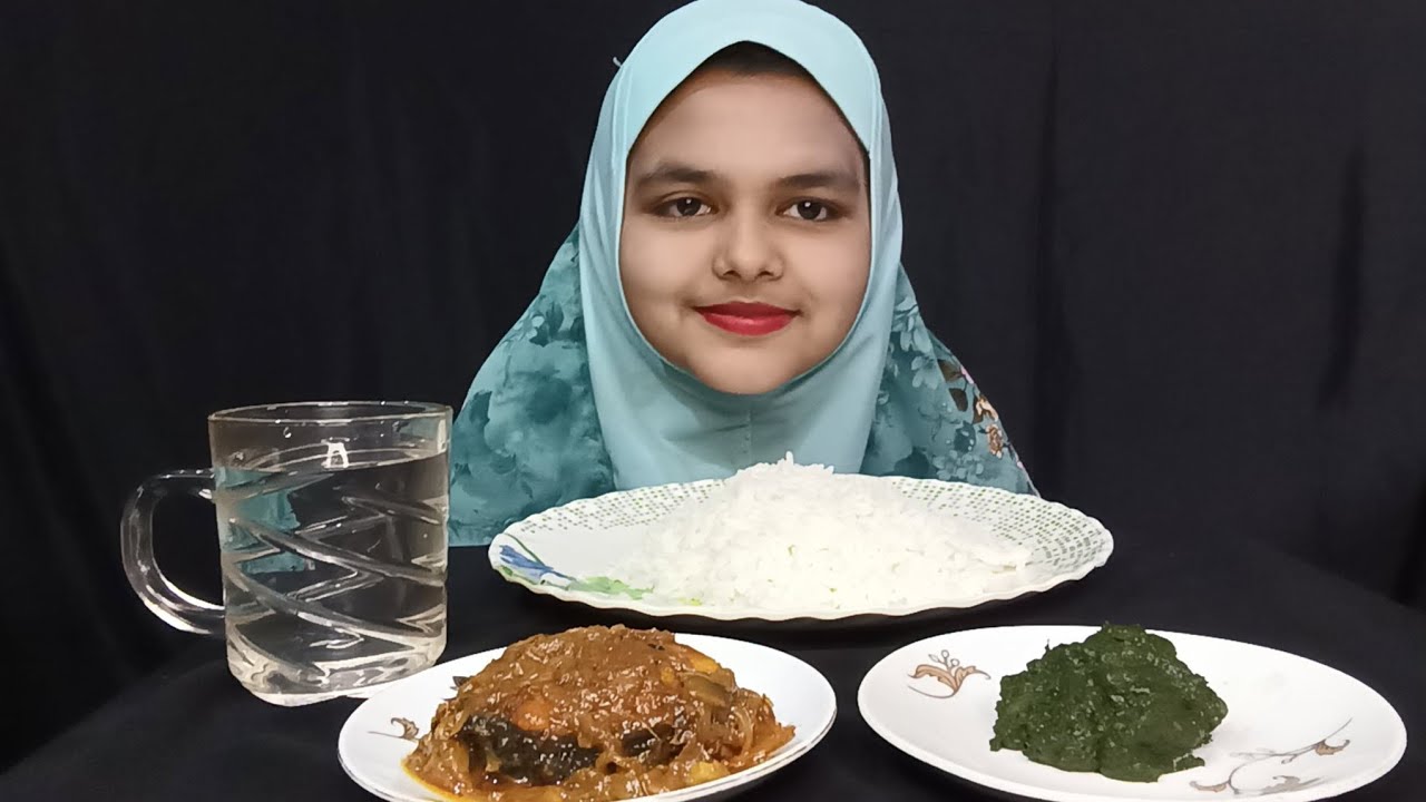 eating rui fish curry, lau pata vorta with rice #foodie #eatingshow 👌🏽