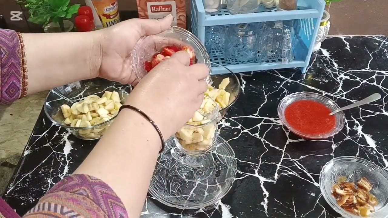 افطار اسپیشل۔اسٹرابیری والی چاٹ چٹپٹی اور۔جوسی فروٹ چاٹ