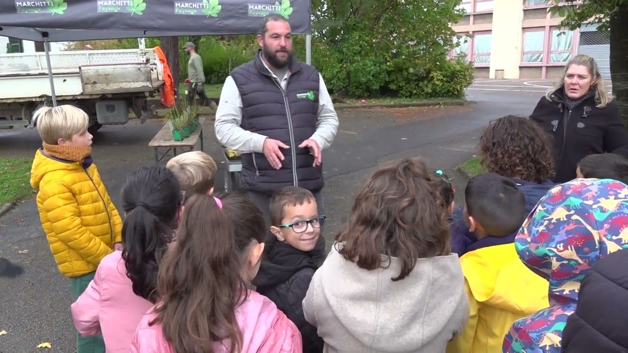Végétalisation et fleurissement de la cours de l'école de Villers - 10 octobre 2024