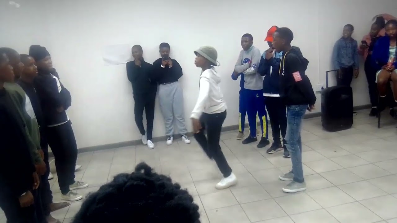 Mr Internet Dance Crew vs Mr Overseas Dance Crew 🤣🔥