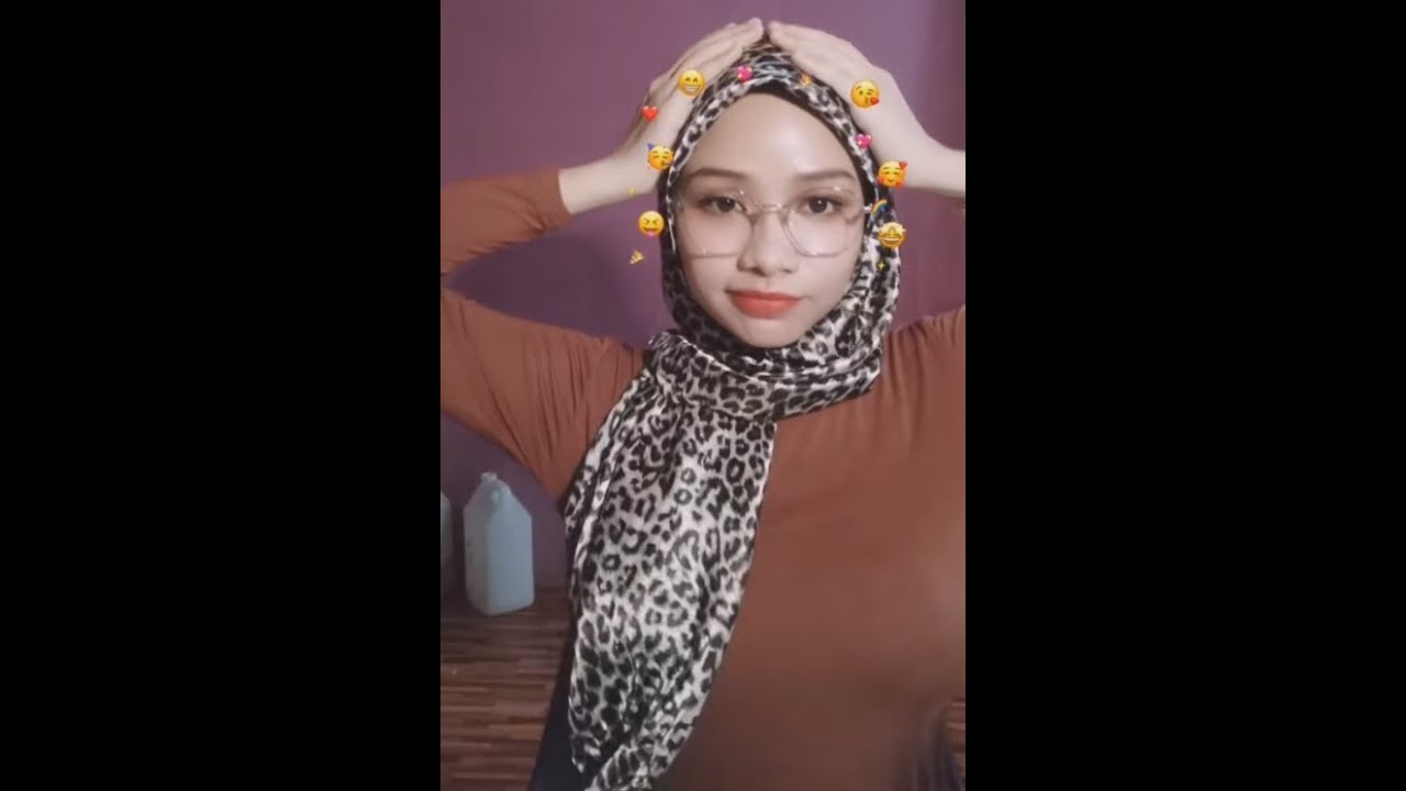 Cikya berjalan macam model 🍑