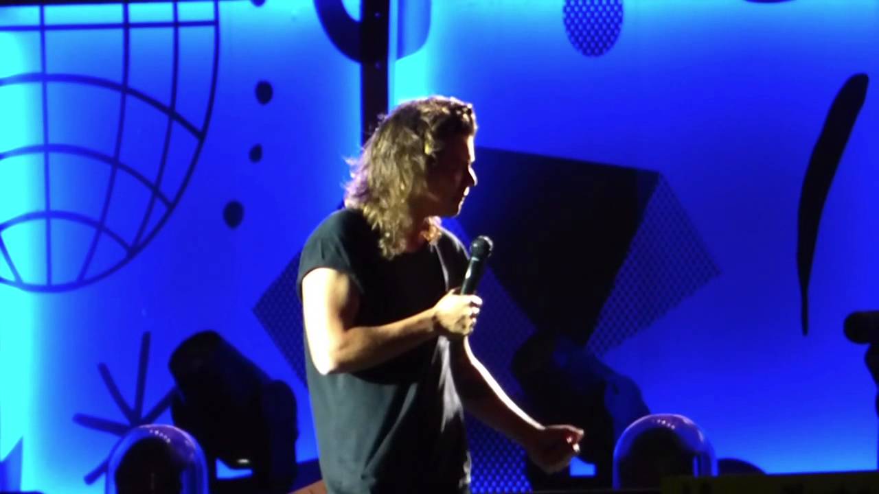 Harry shushing the audience/Talking to cute little fans! - OTRA Philly