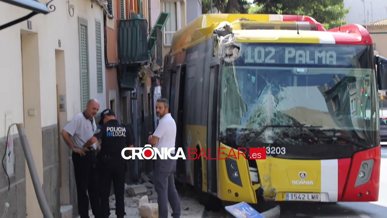 Un autobús del TIB se estrella en Palma y derriba dos balcones y una farola