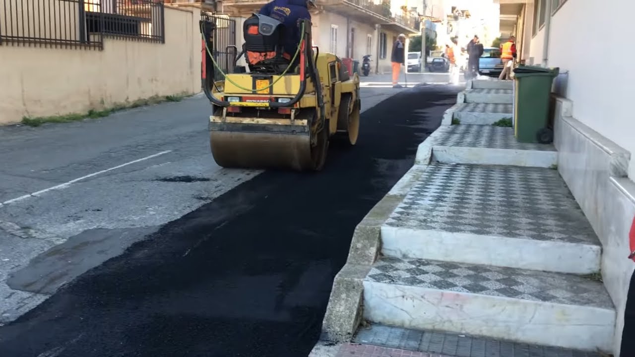 rullo compressore CAT - how do asphalt in Italy