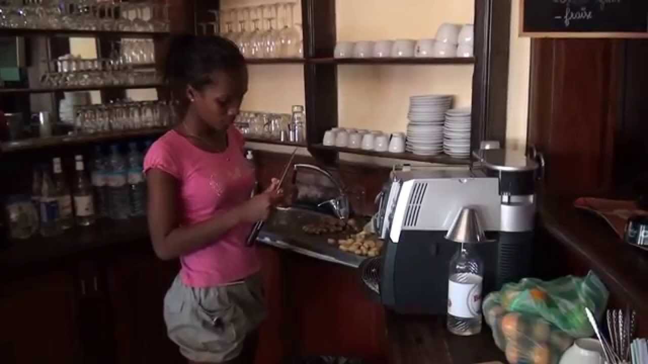 LES ADORABLES SERVEUSES DU LOKNESS A MAJUNGA
