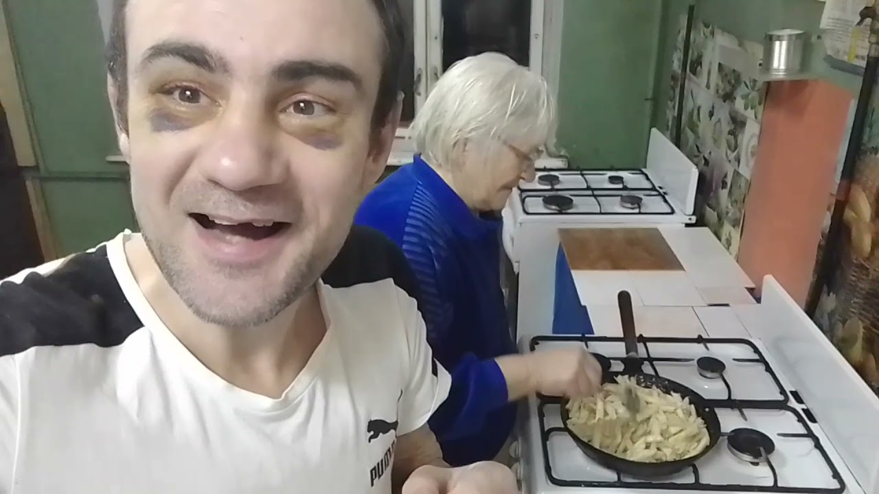 Илья Лебедь на кухне с Лидой
