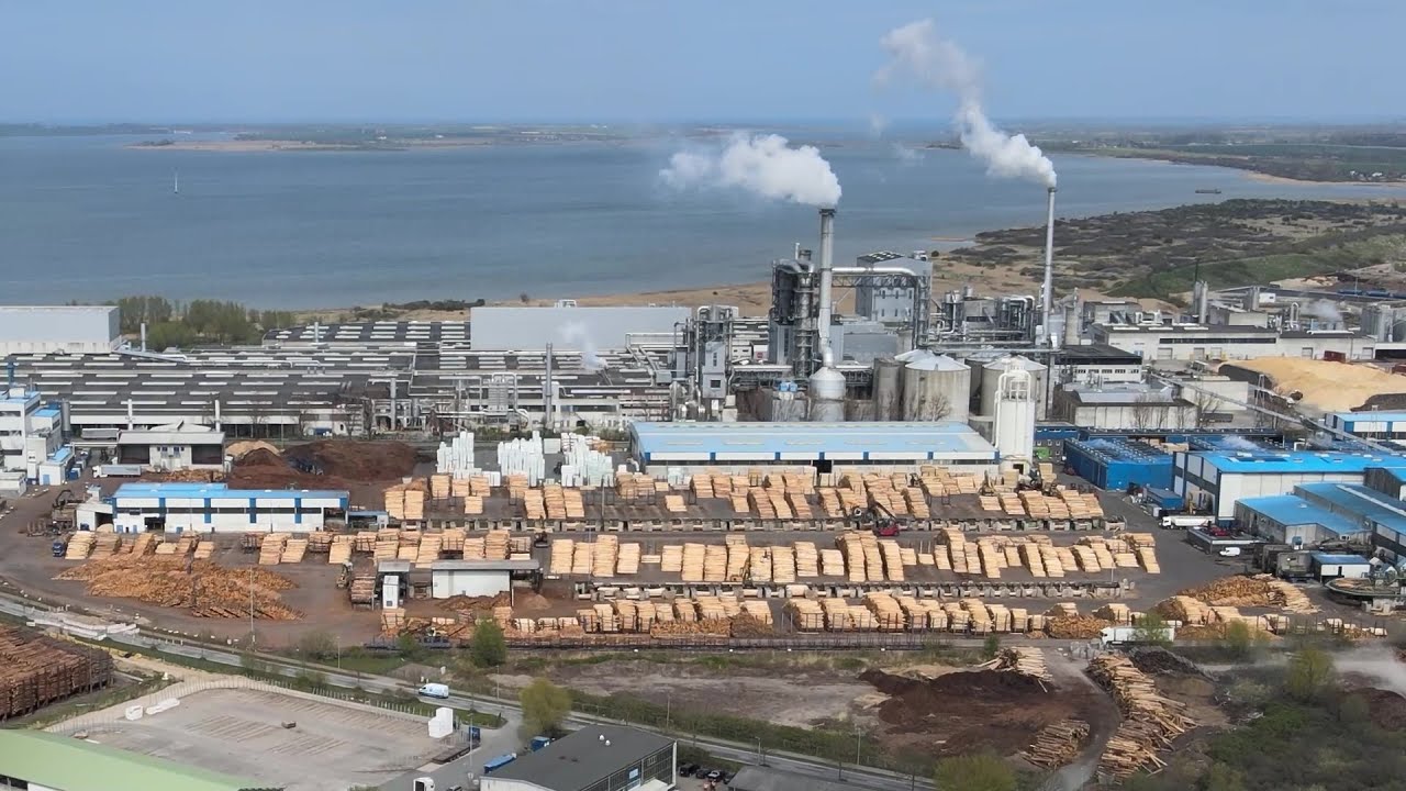 Verpuffung in Wismar: Rauchwolke über der Stadt