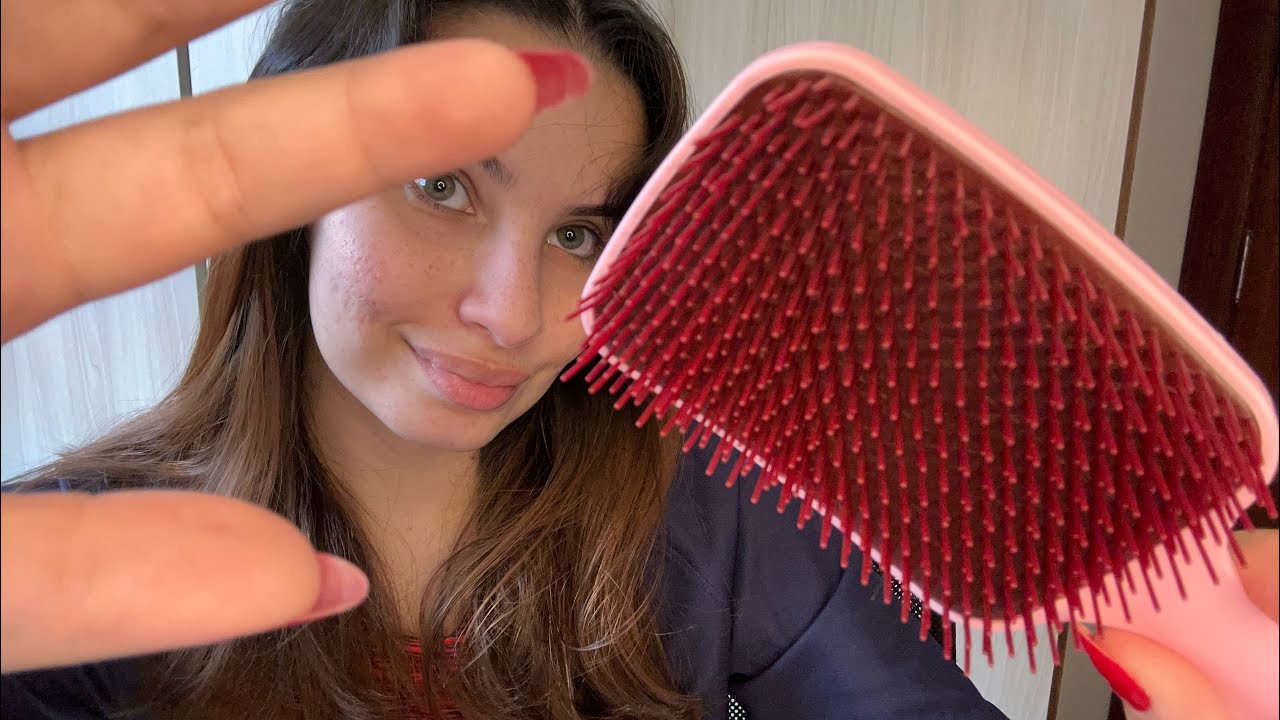 ASMR Amiga penteando o seu cabelo 