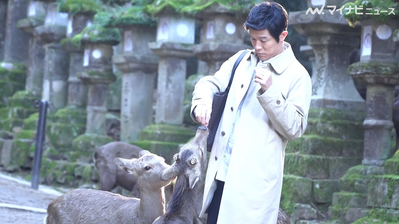鈴木亮平、「元気だね〜」鹿と戯れる姿にほっこり　『いざいざ奈良』 新CM 「春日大社・高畑編」＆メイキング映像公開