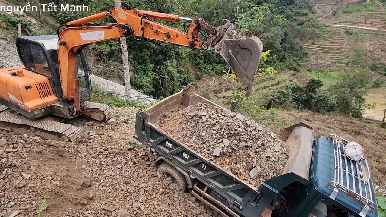 Ô Tô Máy xúc HỢP LỰC Chở Đá Nhanh Chóng Bà Con Khí Thế Mở đường. nguyễn Tất Mạnh
