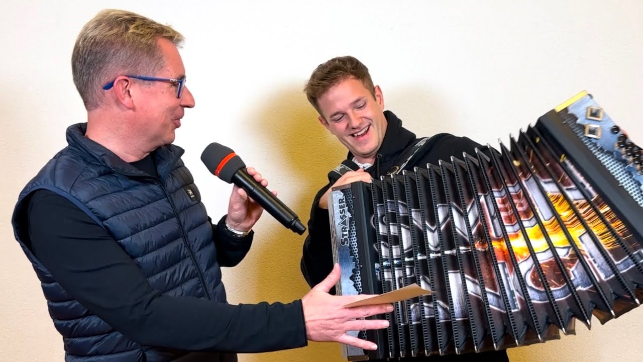 Party-Schlagersänger Swen Tangl lässt seine neue steirische Harmonika ertönen