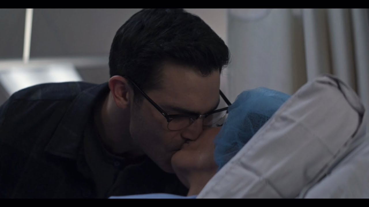 Jonathan help Jordan calm while Clark supports Lois before her surgery