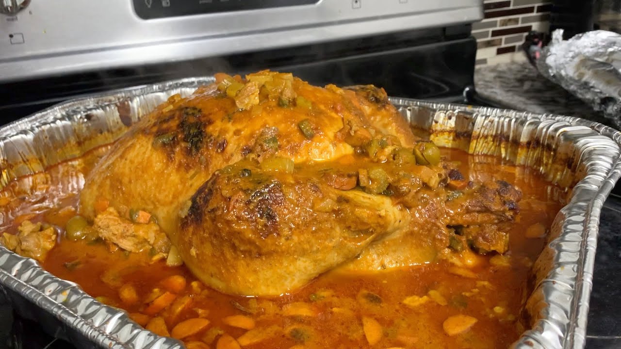Preparando un pavo relleno para el acción de gracias o navidad