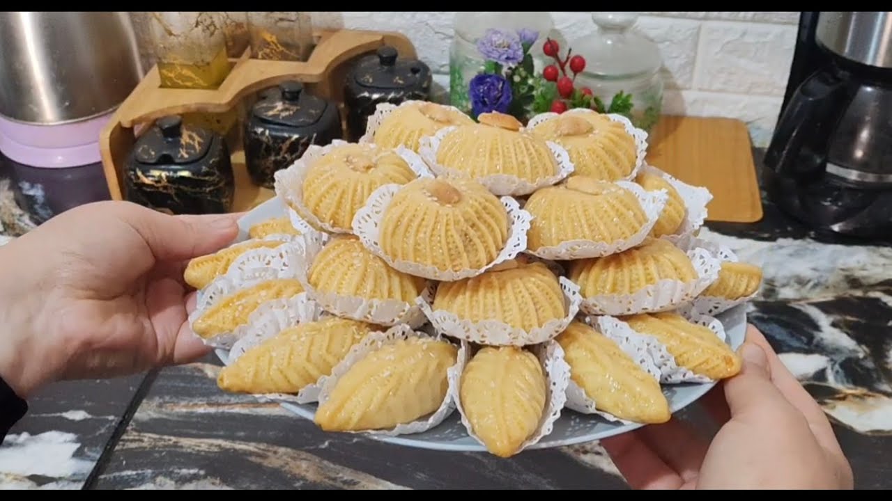 حلوة المنقوشة معسلة طرية الذوب فالفم بحشوة الكوكاو تقعد طرية مدة طويلة تقطعلك 60حبة 