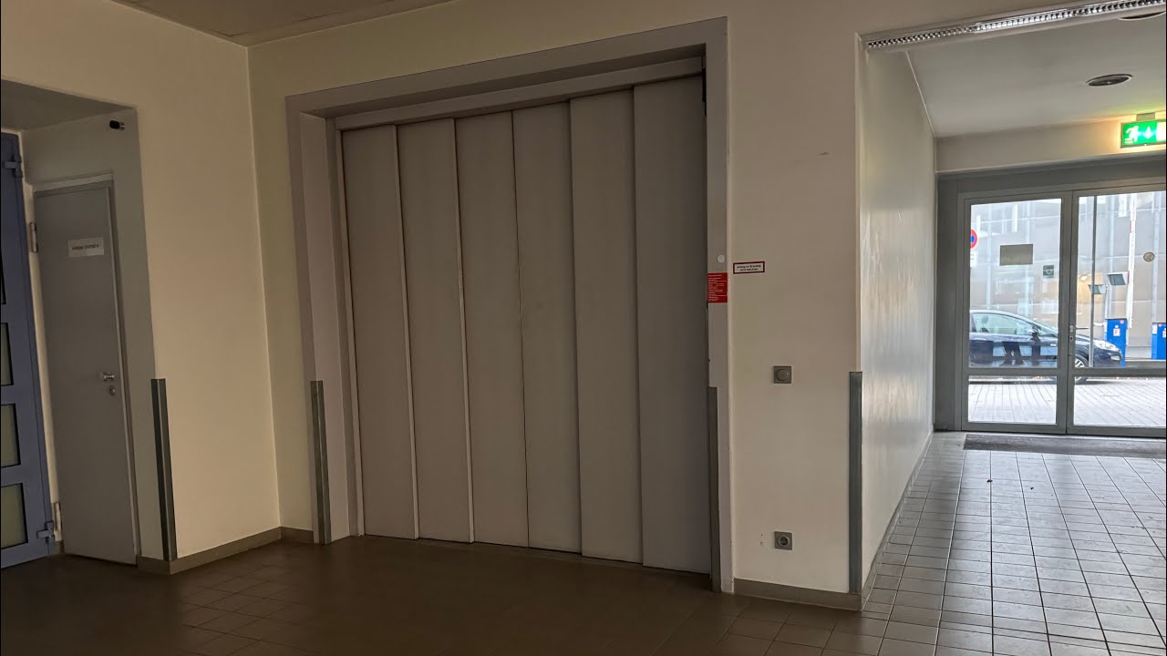 2000 Schmitt+Sohn Aufzug in einem Auto-Werkstatt in München