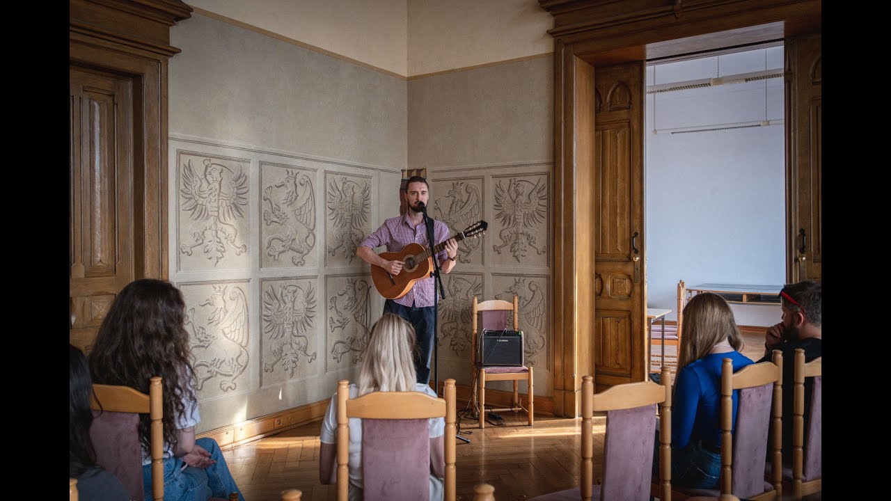 Grzegorz Paczkowski, „Noc spokojna”, wykonanie podczas Letniej Akademii, Collegium Maius, 2.07.2024