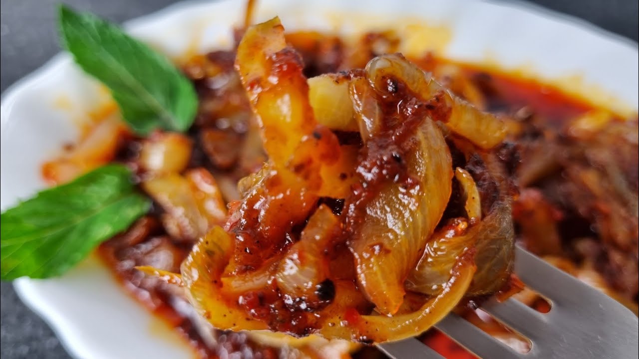 Kebabcılarda Yediğimiz Et Yemeklerinin Yanına Yakışan  Ekşili, Baharatlı Soğan Mezesi