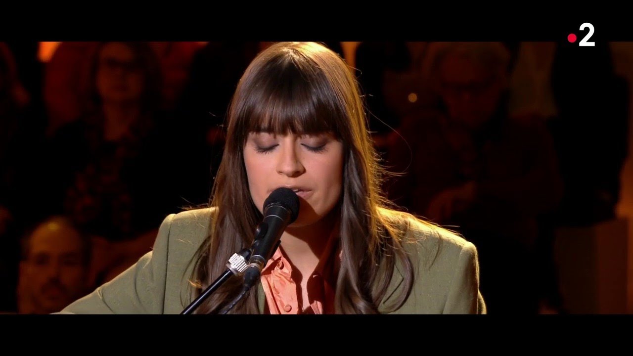 Clara Luciani interprète en live 