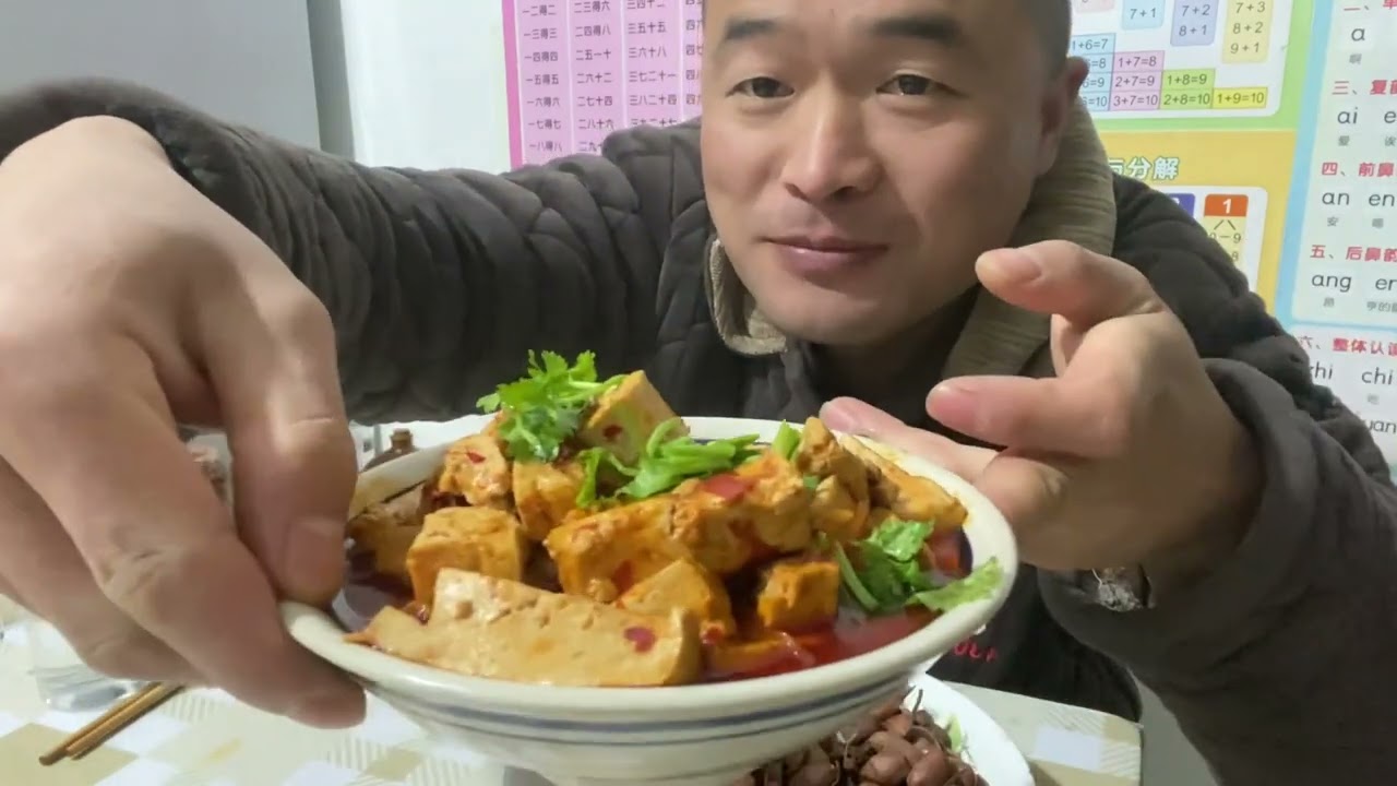 降温了，一碗麻婆豆腐，水煮花生米，打一斤散白 #日常生活 #有酒有肉