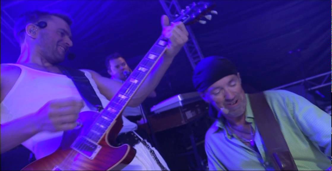 Den hvide dværg. Lars Lilholt Band med Copenhagen Drummers. Sommeren 2011.