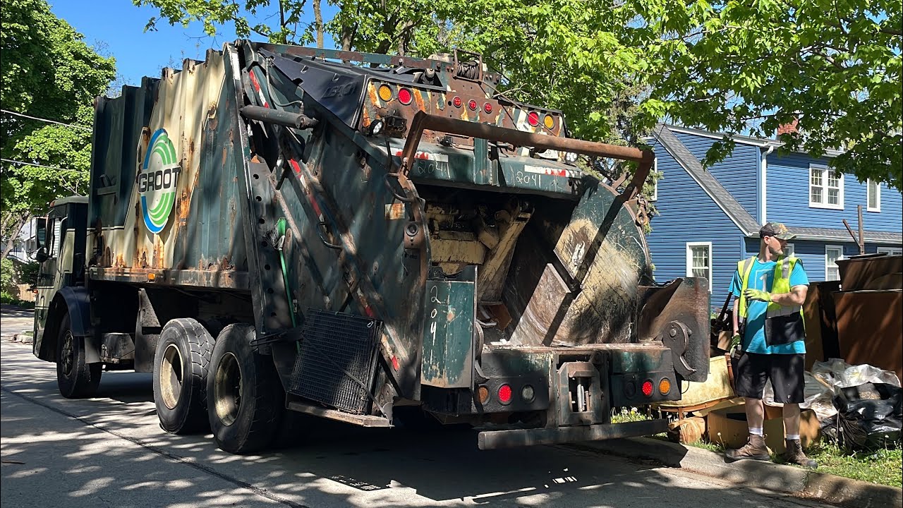 Groot Mack LE Leach Rear Loader Garbage Truck Crushing Wood Furniture