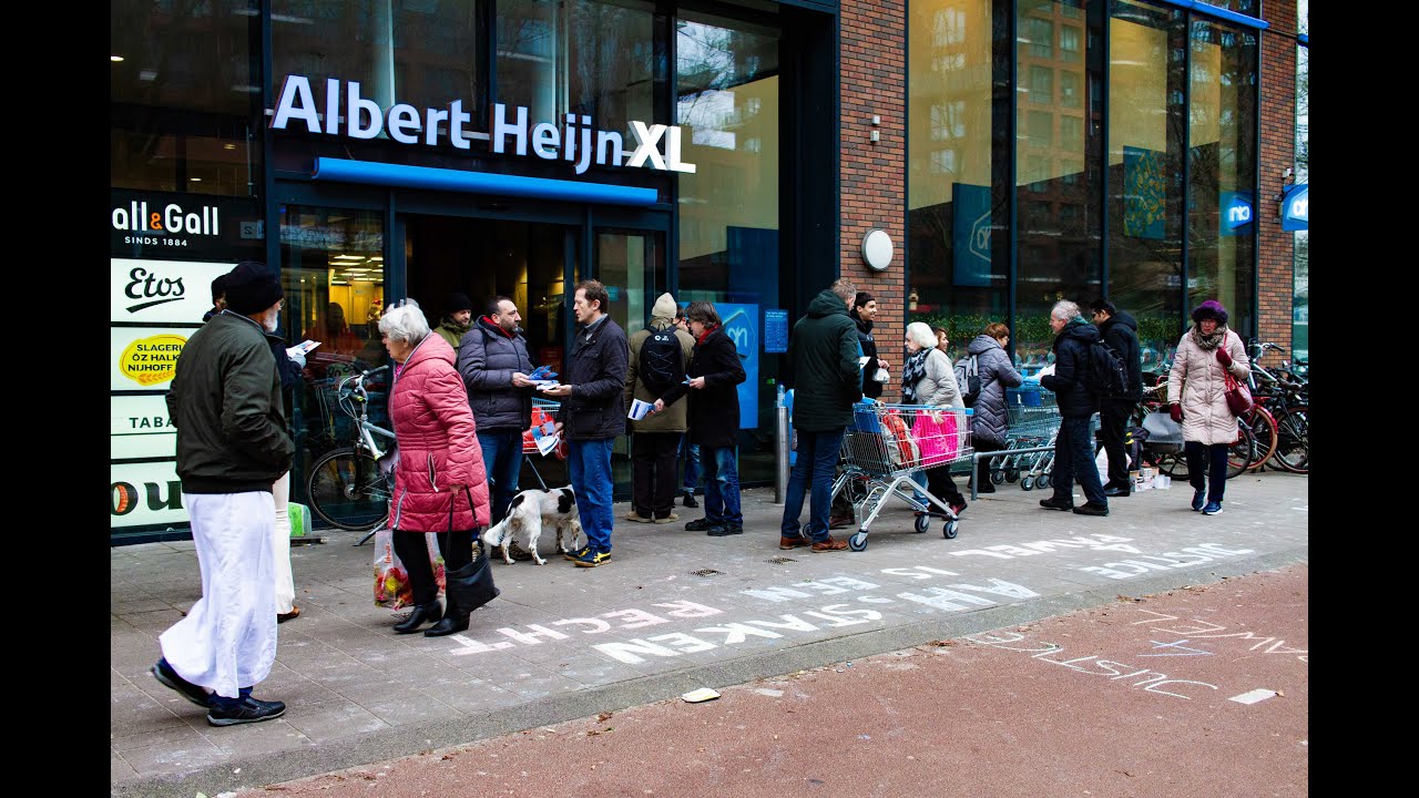 Krijtprotest tegen ontslag Delftse uitzendkracht bij Albert Heijn in Voorhof