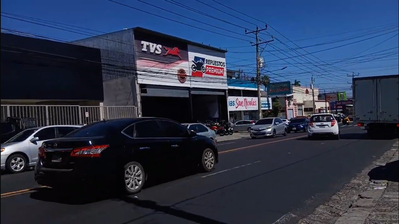 CAMINANDO SOBRE LA 29 CALLE PONIENTE HASTA LA 10a. AVENIDA NORTE DE SAN SALVADOR.  EL SALVADOR. 