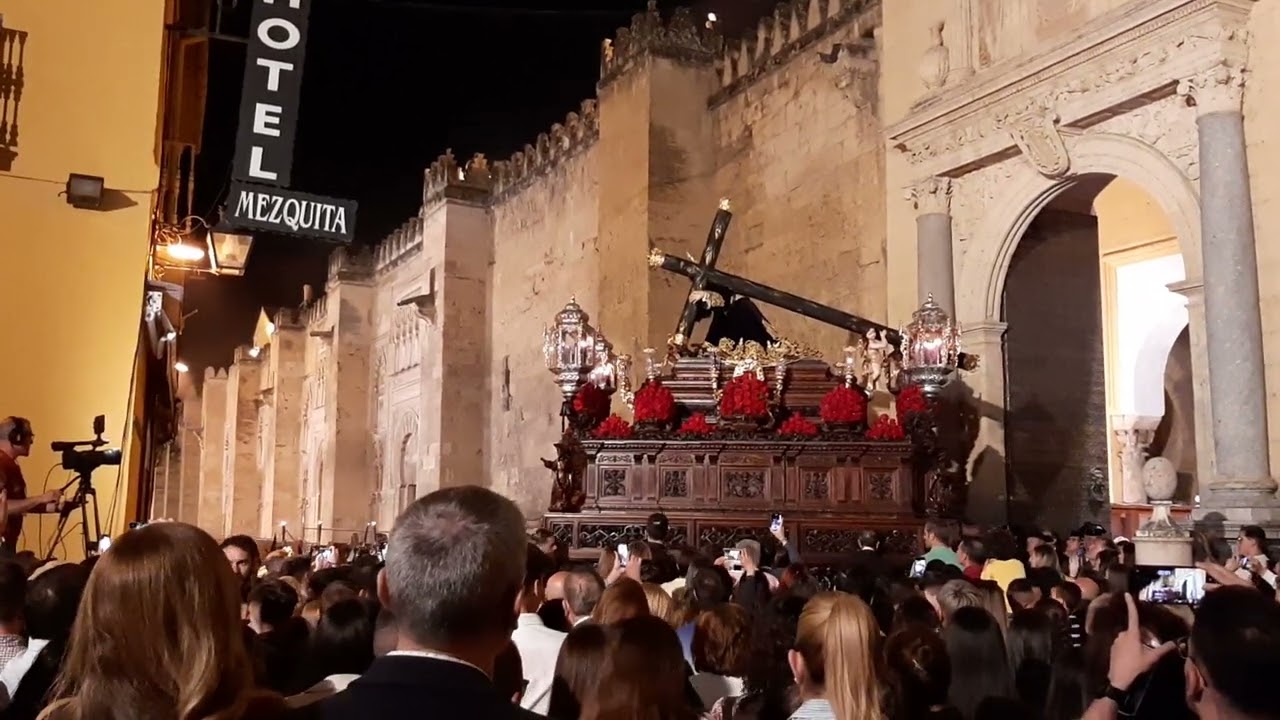 Jes&uacute;s Ca&iacute;do saliendo de la Mezquita-Catedral - Semana Santa C&oacute;rdoba 2023