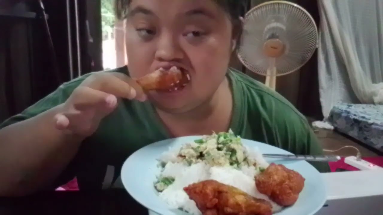 ขั้วดอกหอมน่องไก่ทอดน่ากินมากแม่ไม่เคยทำค่ะตอนเย็นอากาศอาการน่ากินมาก