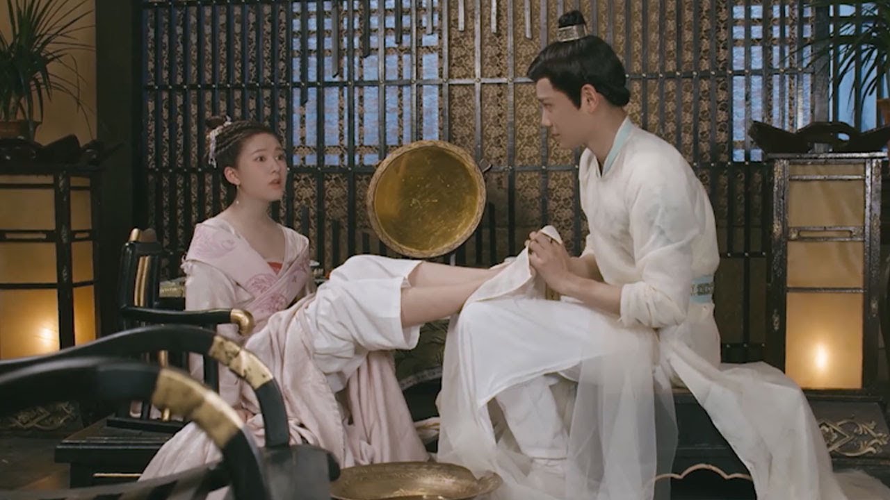 小娇妻刚到婆家就被欺负，王子心疼坏了，主动帮娇妻洗脚安慰她【传闻中的陈芊芊The Romance of Tiger and Rose22-3】