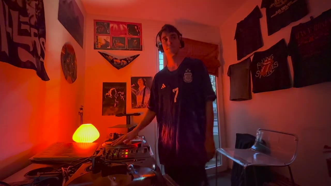 Deep house vinyl set by Jordi. SANTUARIO8