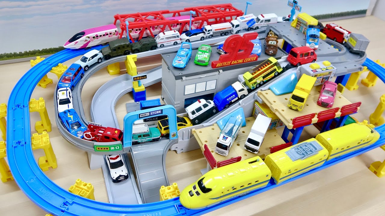トミカのはたらくくるま のミニカー☆【トミカアクション高速どうろ】を走行!プラレールも一緒に走行