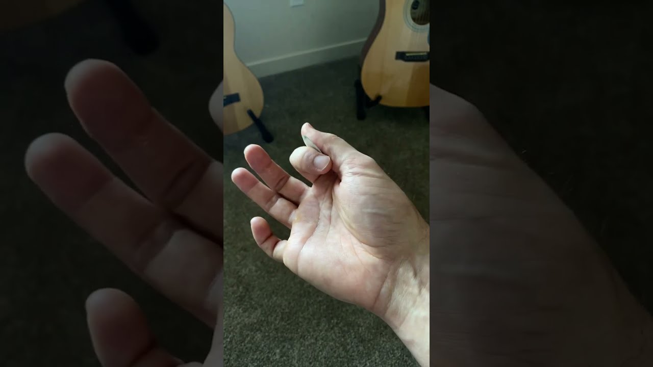 Don&rsquo;t hold the guitar pick like this