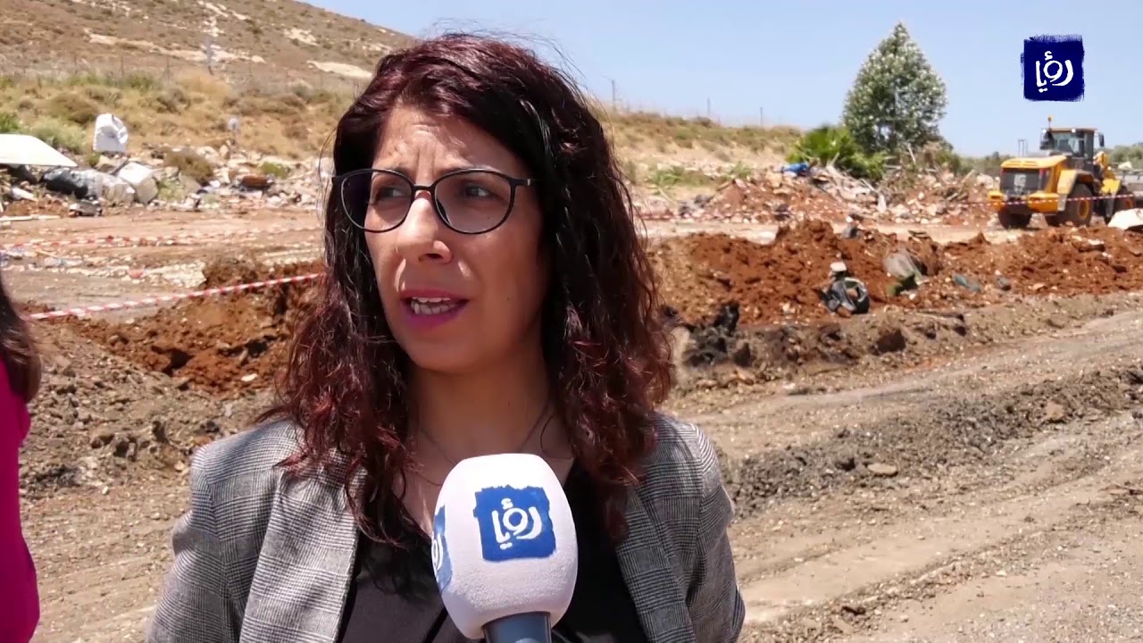 الاحتلال يجرف أراضي في قرية حزما شمال شرق القدس المحتلة - (25-6-2018)