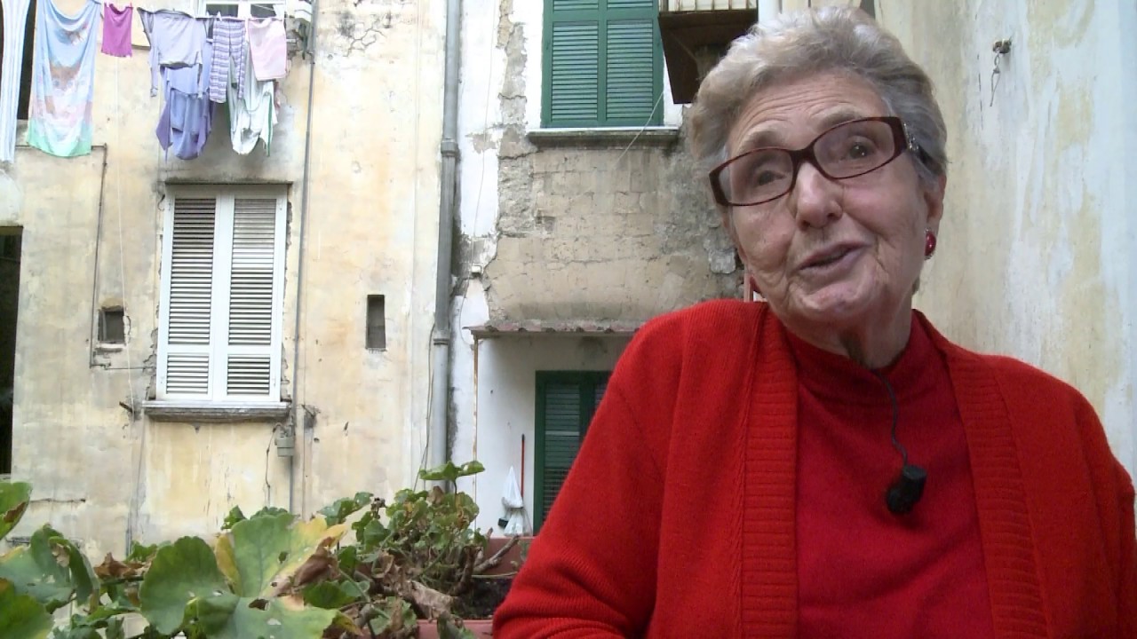 Lucia, anziana di Napoli: 
