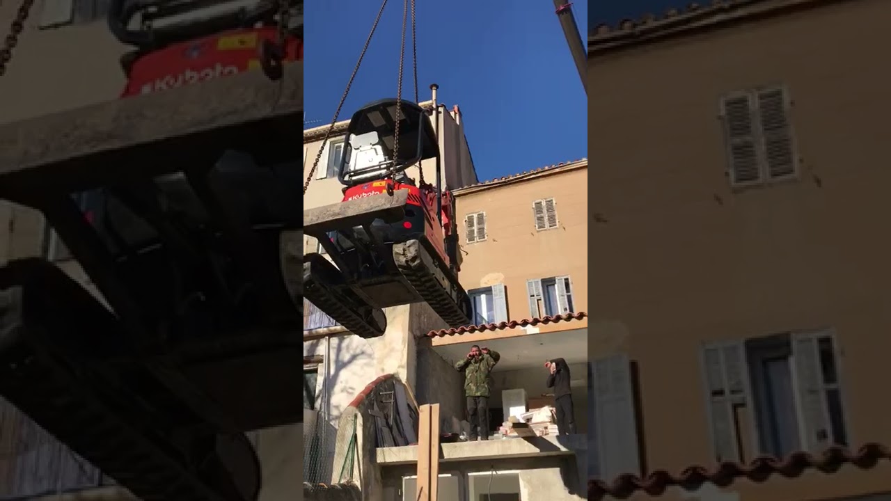 Grutage d&rsquo;une mini pelle et atterrissage dans un jardin privatif (fin)
