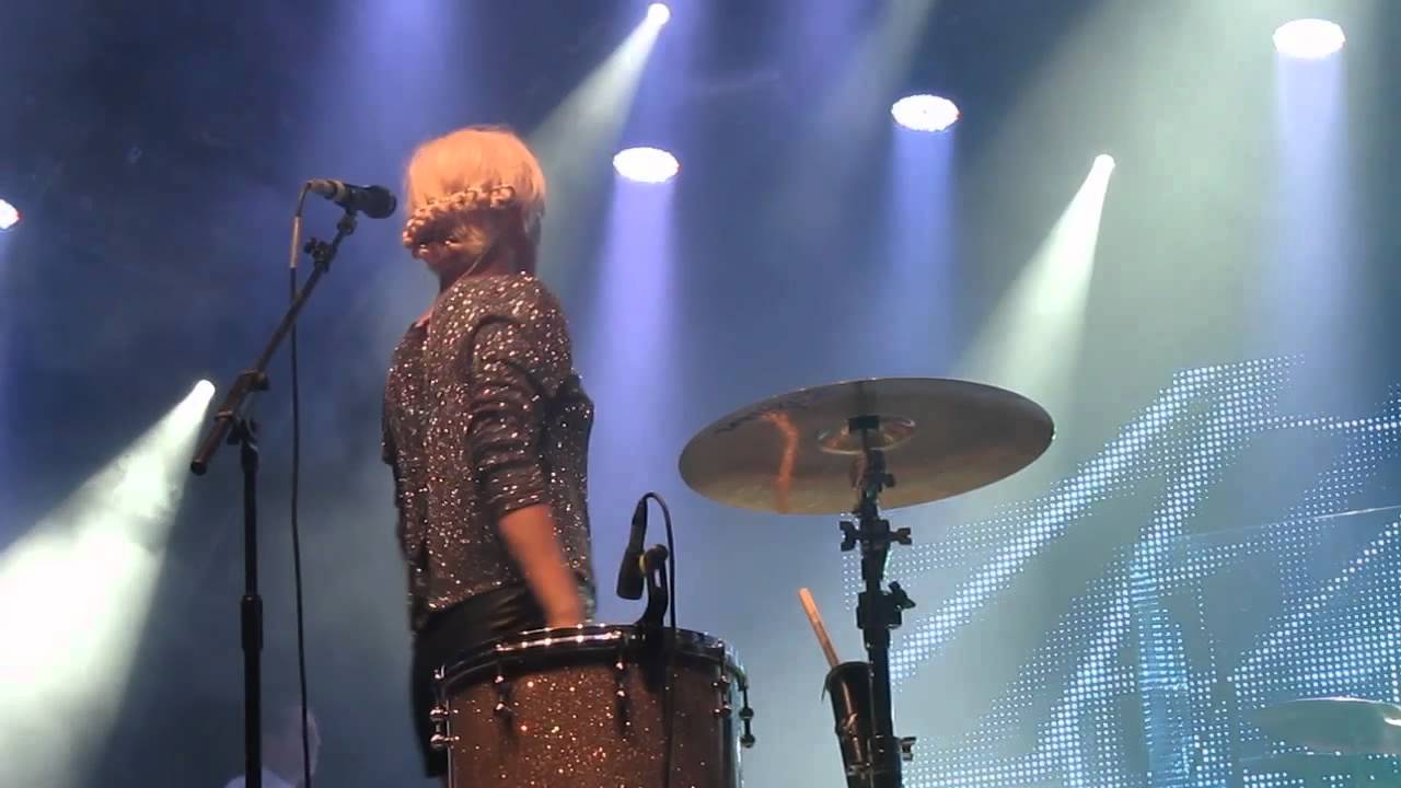 Ellie Goulding sings 