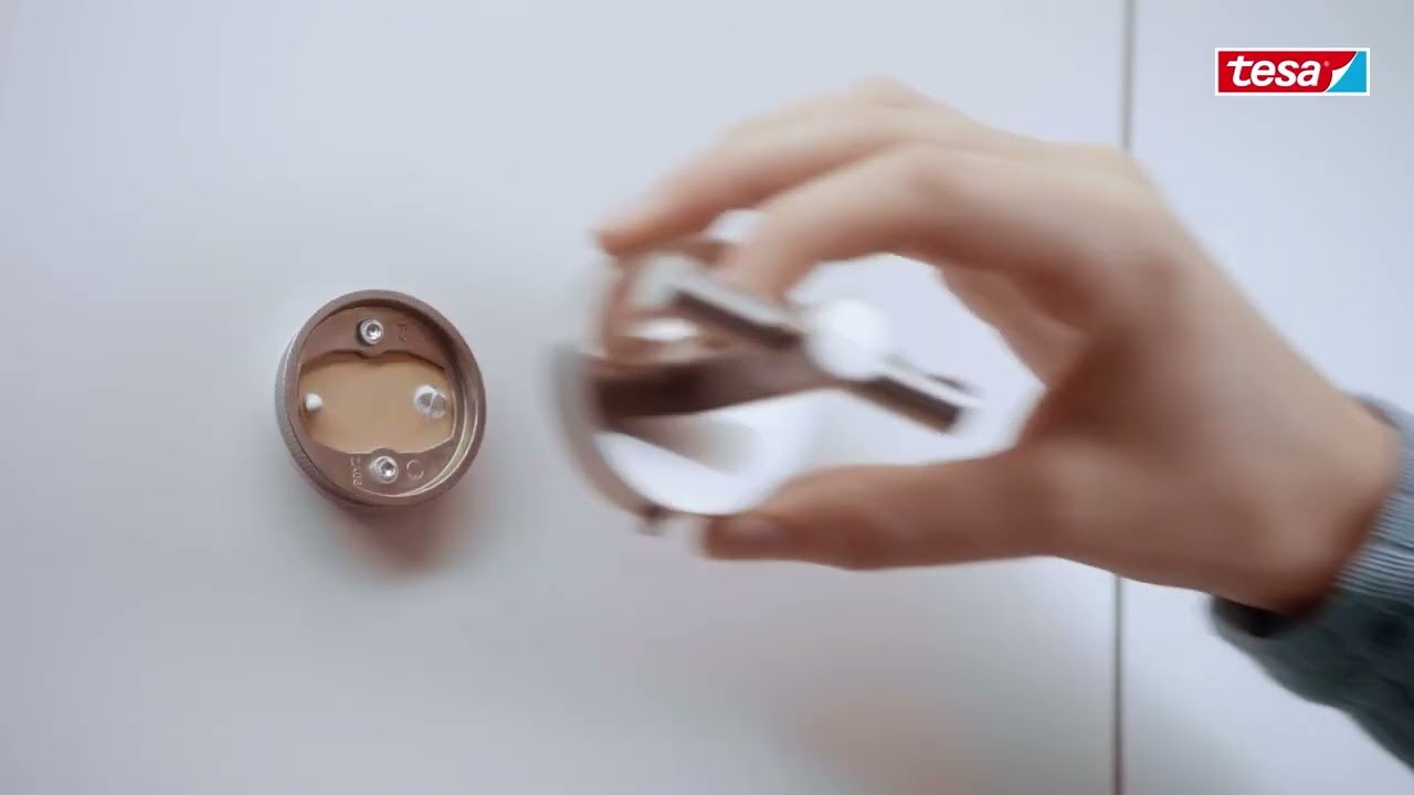 How to hang tesa® Moon waterproof hook without drilling into the wall