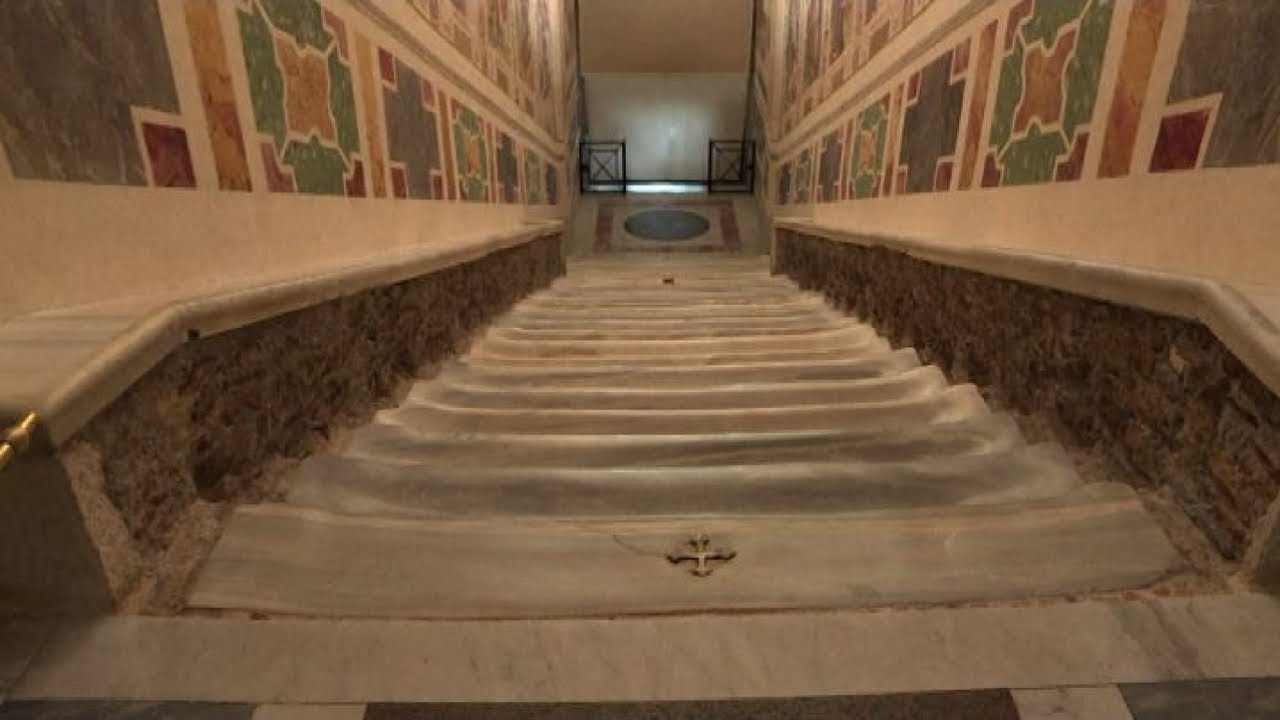 Roma, i 28 gradini della Scala Santa tornano al marmo originale