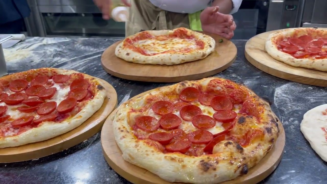 PREPARANDO PIZZA EN EL HORNO NAPOLITANO ELECTRICO