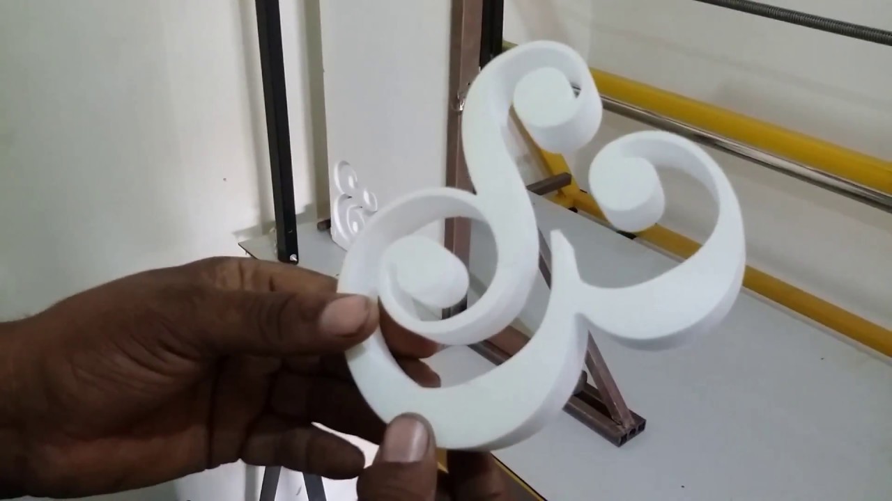 CNC MX  1200 demonstrando um corte de letra