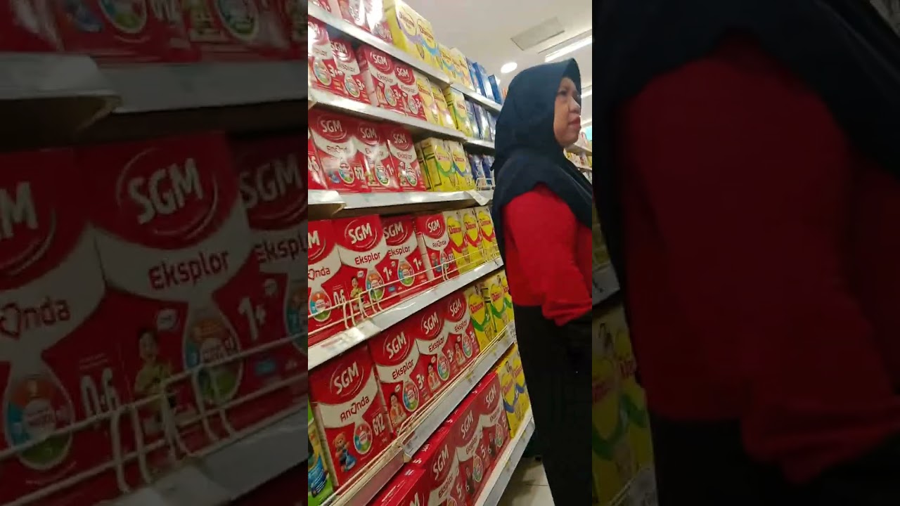 KEGIATAN BERBELANJA DI YOGYA GRAND MAJALENGKA, JABAR 