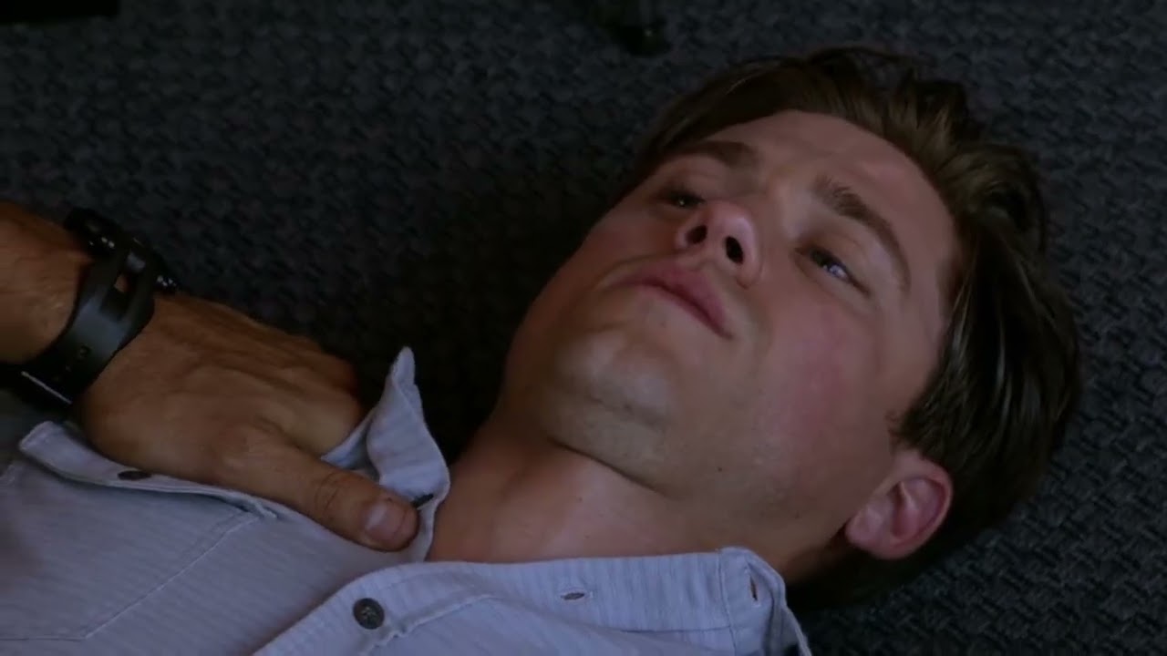 Graceland 1x09 | Mike Warren Is Stabbed
