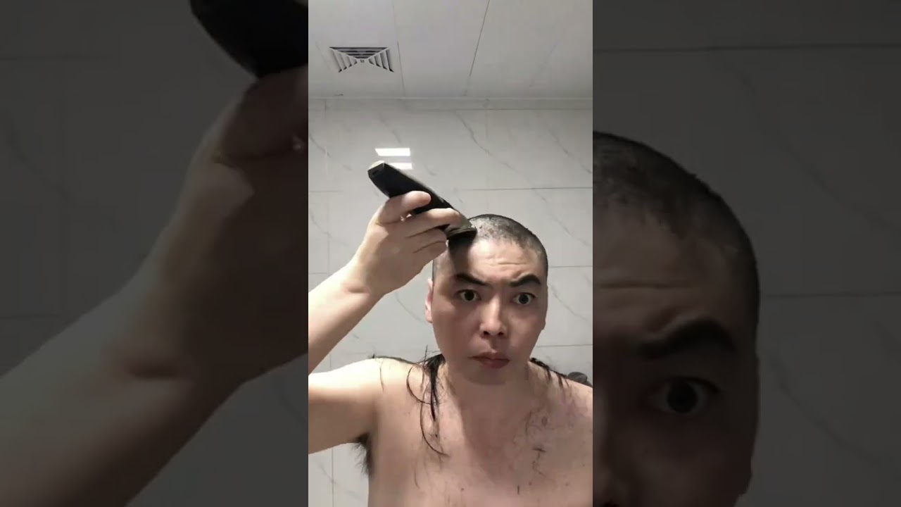 循序渐进刮光头的男生